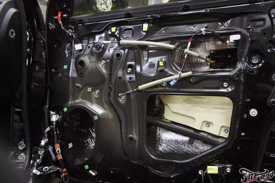 Toyota LandCruiser 200. Комплексная шумоизоляция салона. Полная замена акустической системы с изготовлением скрытого сабвуфера в штатное место.